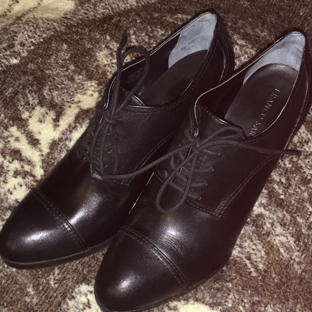 Lace up “shoetie”